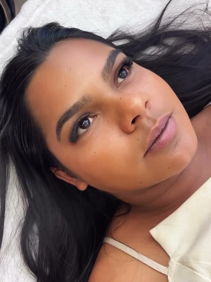 Cliente com volume natural, olhos abertos