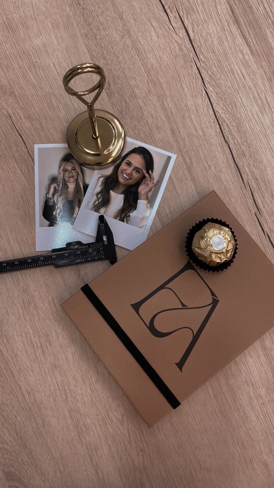 Polaroids e material de formação na mesa